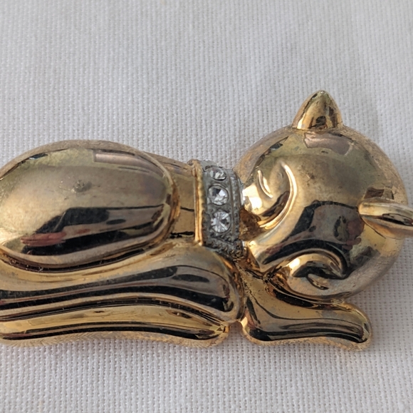 1 1/2" Sleeping Cat pin with rhinestone collar. - Picture 2 of 4